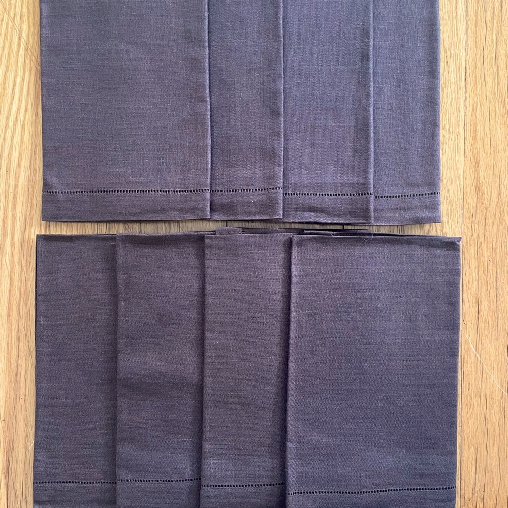 Set of 8 brand new Sferra linen dinner napkins